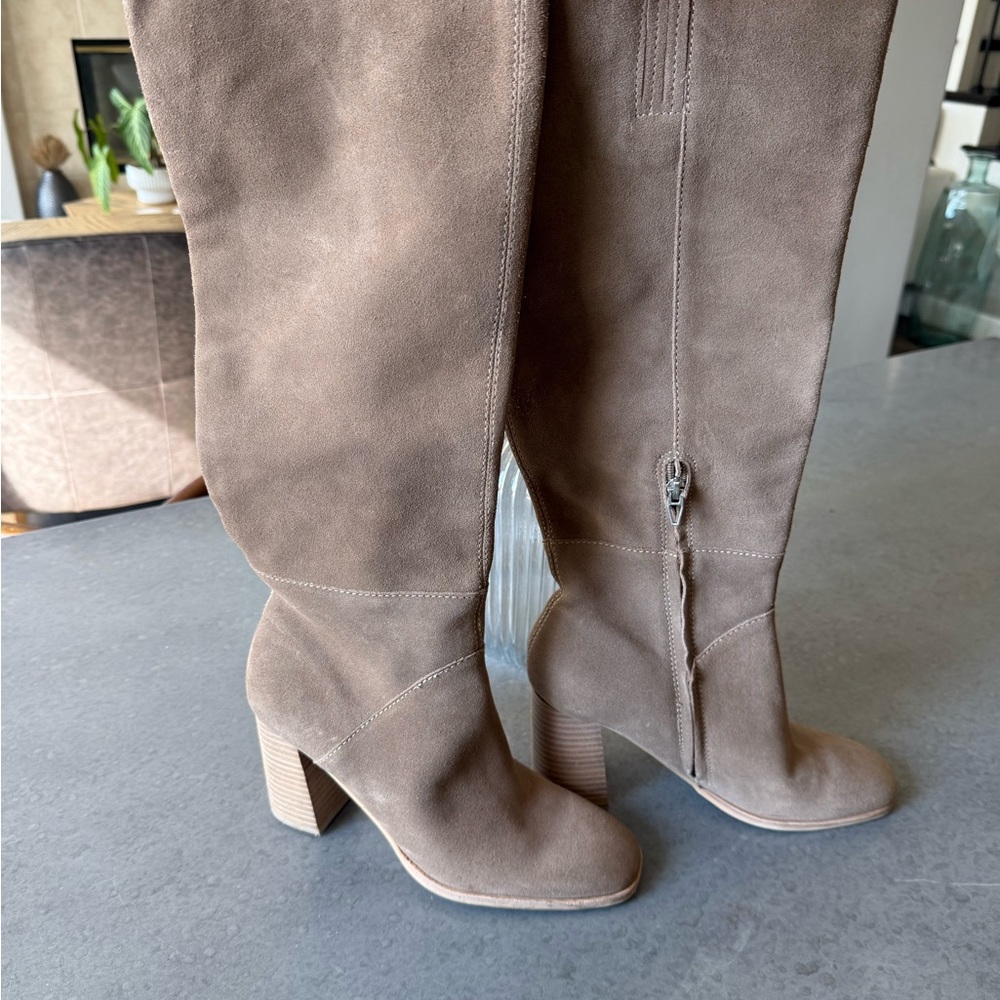 Dolce Vita Women’s Size 8 Fynn Knee-High Boots in Truffle Suede